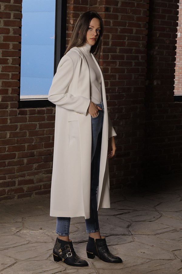 Kadın Beyaz Tek Düğmeli Yırtmaçlı Uzun Tunik Ceket